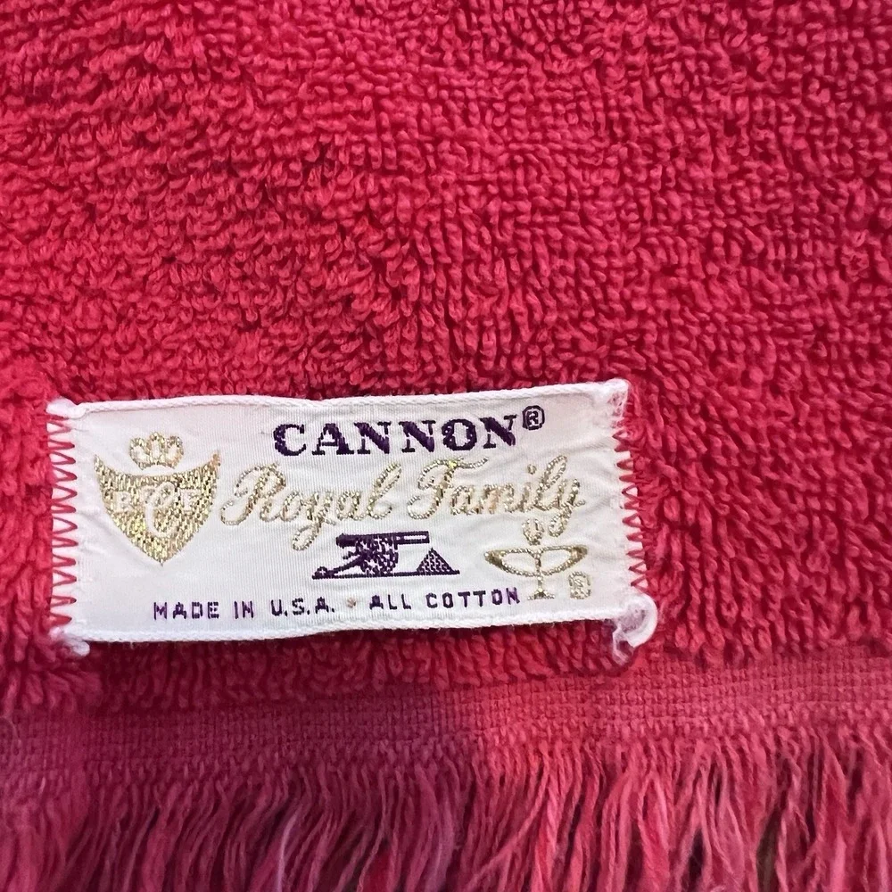 Vintage Cannon Royal Family Red Floral Snowflake Sculpted Cotton Bath Towel